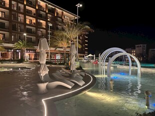 夜晚度假区喷泉景观