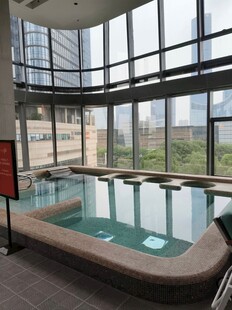 室内现代化玻璃环绕游泳池