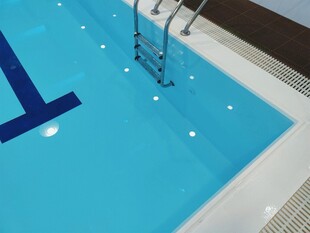 室内清澈泳池与扶梯