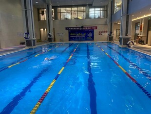 室内清澈的蓝色游泳池