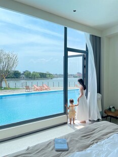 卧室中的泳池景观