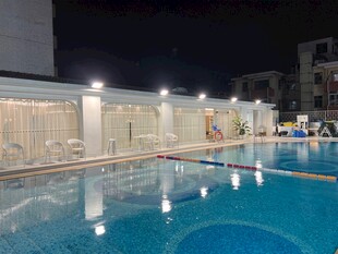 夜晚泳池美景