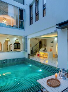 现代别墅内的精美泳池空间