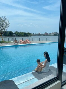 母子泳池边温馨一刻