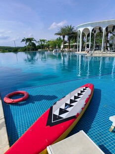 泳池边的红色皮划艇
