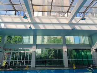 室内泳池及明亮采光空间