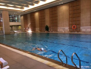 室内泳池中有人正在游泳