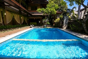 户外庭院中的清澈游泳池