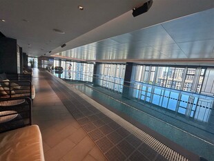 现代风格室内宽敞走廊空间