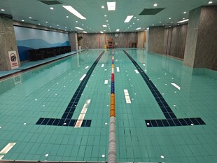 室内游泳池的清澈水面