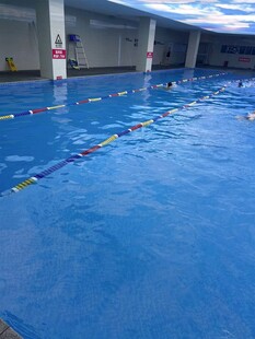 室内游泳池的蓝色水面