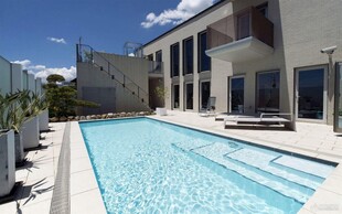 现代别墅旁的清澈游泳池