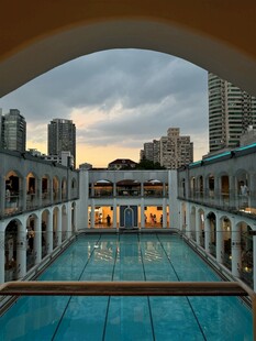 城市中优雅的露天泳池景观