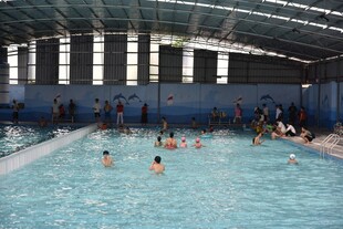 室内泳池中人们欢乐戏水