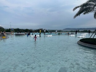 度假胜地的清凉泳池场景