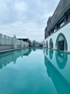 现代建筑旁的清澈泳池