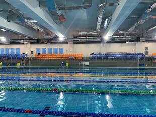 室内游泳馆的清澈泳池