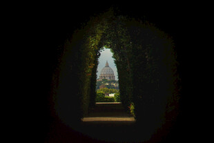 透过孔洞看户外景致