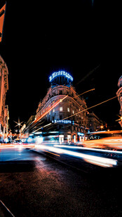 城市夜景中的绚丽灯光轨迹