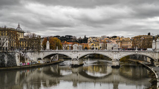 罗马河畔桥梁风景