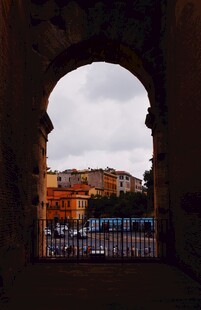 透过拱门看城市风景