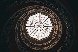 仰视华丽穹顶玻璃窗