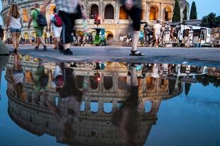 罗马斗兽场前的水面倒影