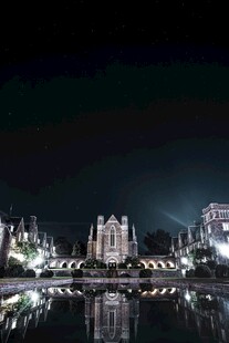 城市璀璨夜景倒映水面