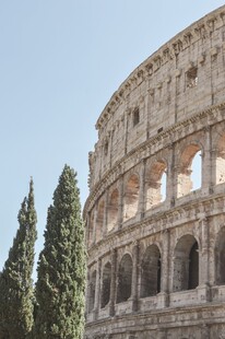 罗马斗兽场与挺拔柏树
