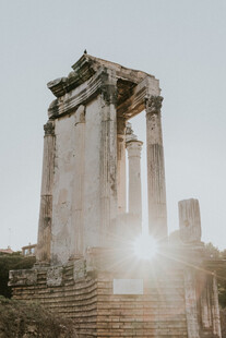 古希腊神庙遗址阳光洒落