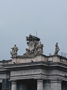 古典建筑顶部雕塑景观