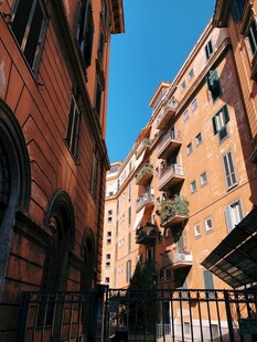 城市狭窄街巷中的建筑景观