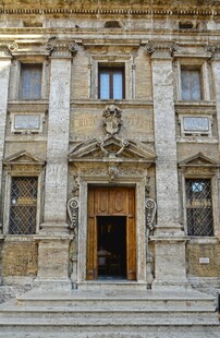 古典风格的宏伟建筑大门