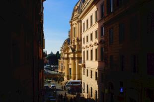 阳光照耀下的城市街道建筑