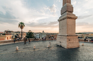 罗马城市中的古老石柱景观