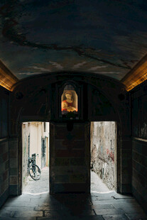 昏暗墓室中的神秘景象