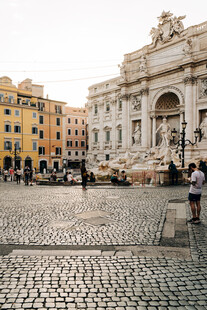 罗马特雷维喷泉前的景致