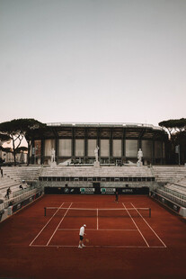 户外红土网球场比赛场景