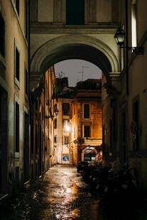 雨夜中的古老街巷