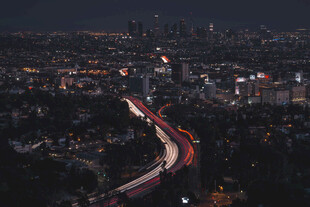 城市夜景中的车流光影