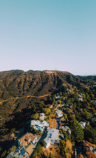 俯瞰山间建筑景观