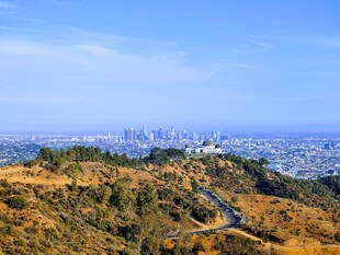 俯瞰城市与山间美景