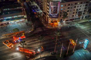 城市夜晚繁忙施工景象