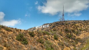 山丘上的高耸信号塔