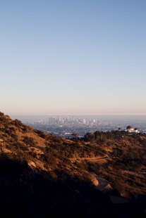 黄昏山景远眺城市轮廓