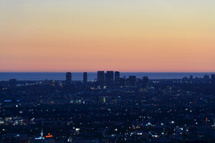 黄昏下的城市天际线