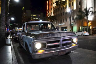 复古皮卡夜晚停在城市街道