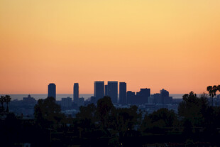 黄昏下的城市天际线