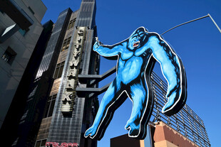 街头蓝色雕塑与高楼景观