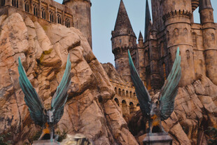 霍格沃茨城堡前的雕塑